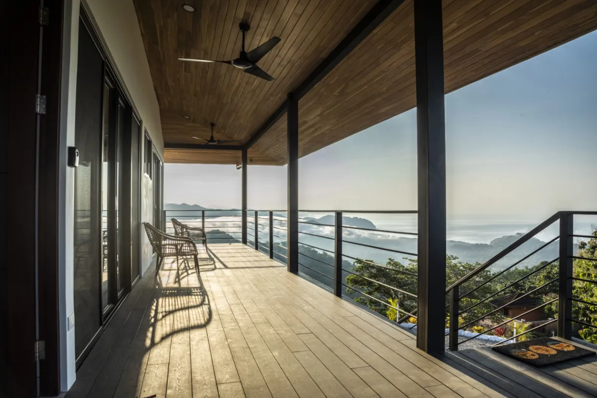 Terraza con vista al Pacífico en una casa administrada por Samara Rentals