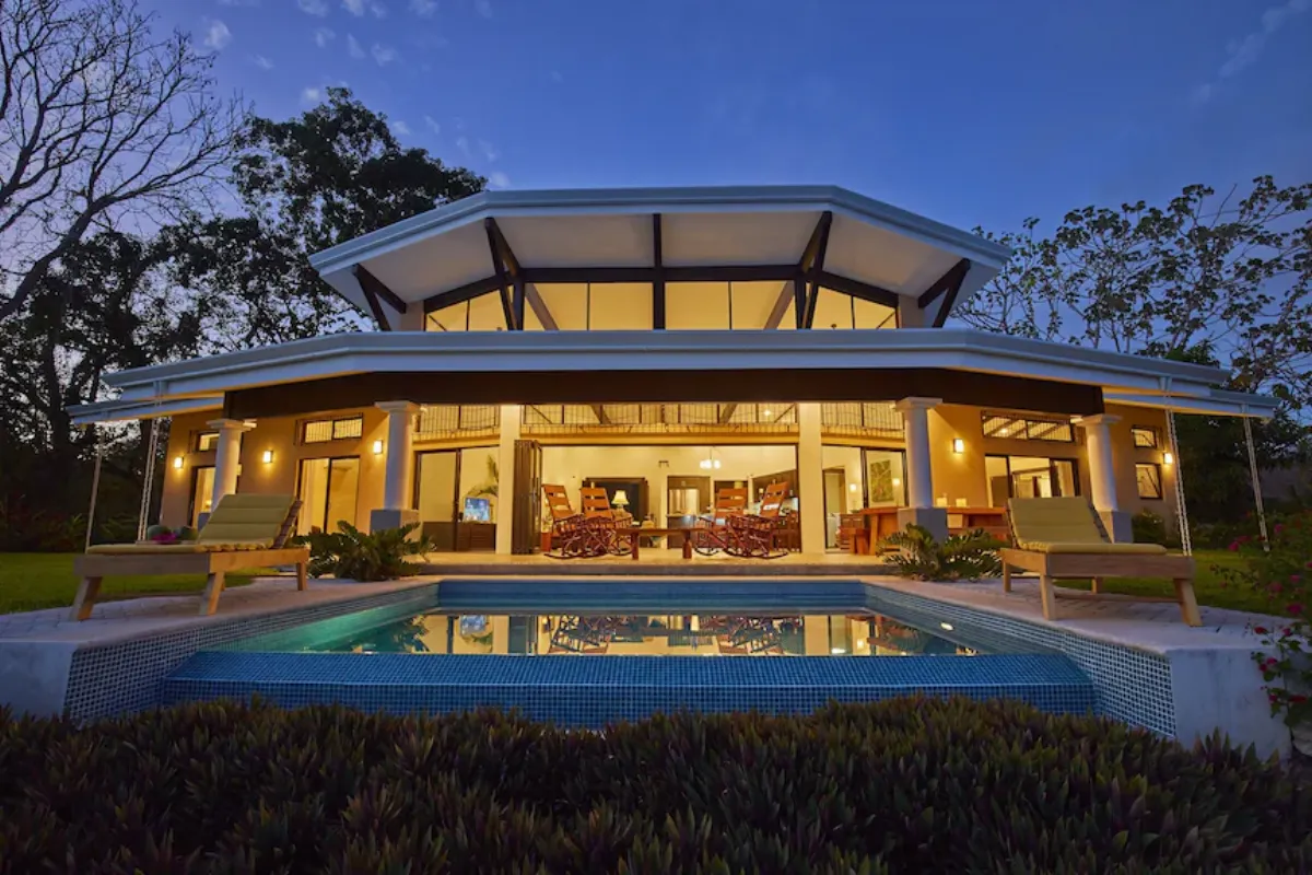 Villa Libélula al atardecer, administrada por Samara Rentals